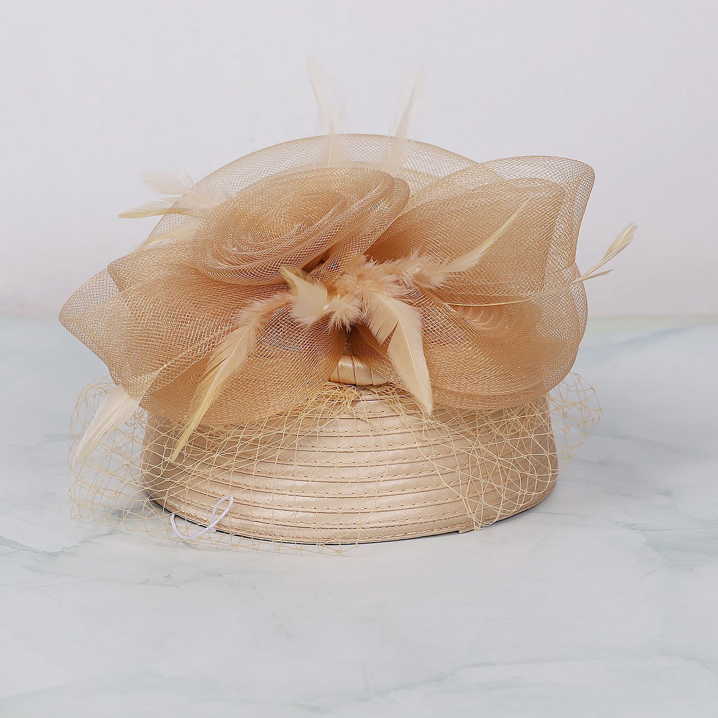FS Casamento Igreja Chapéus Vermelhos Fascinadores Para Mulheres Com Véu de Pena Festa Coquetel Adorno de Cabeça 2025 Senhora Elegante Chapéu Kentucky Derby
