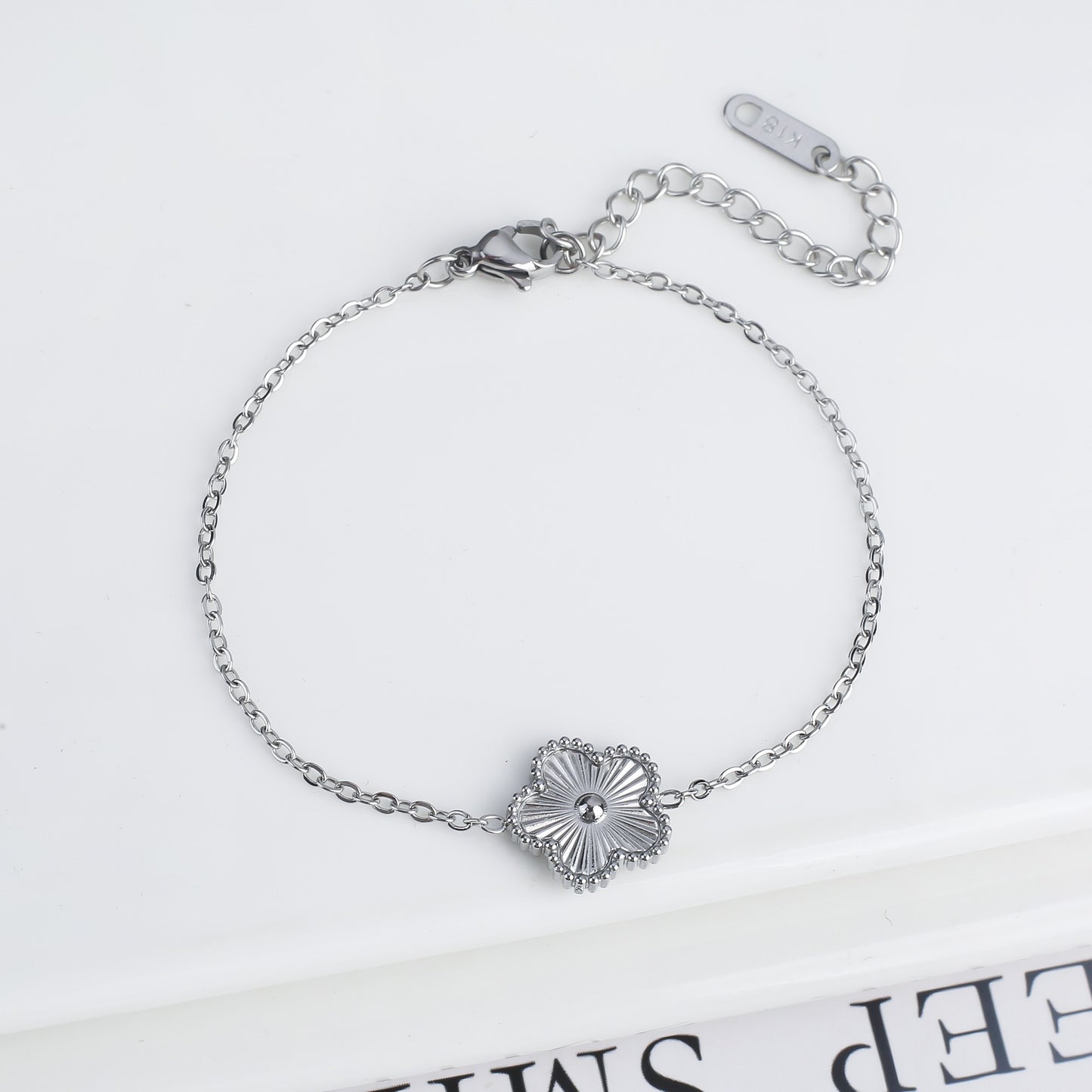 Pulseira Clássica de Aço Inoxidável de Luxo Feminina Ajustável com Cinco Flores para Mulheres Novas Joias da Moda para Festas Presentes Trevo