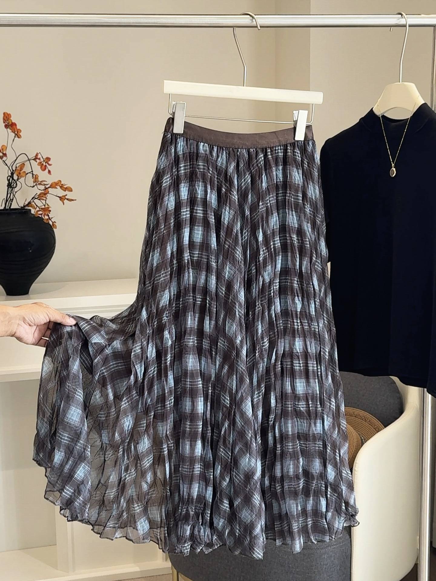 Mesh splicing color blocking plaid midi skirt for women in autumn 2025, new high waisted drape pleated loose umbrella skirt