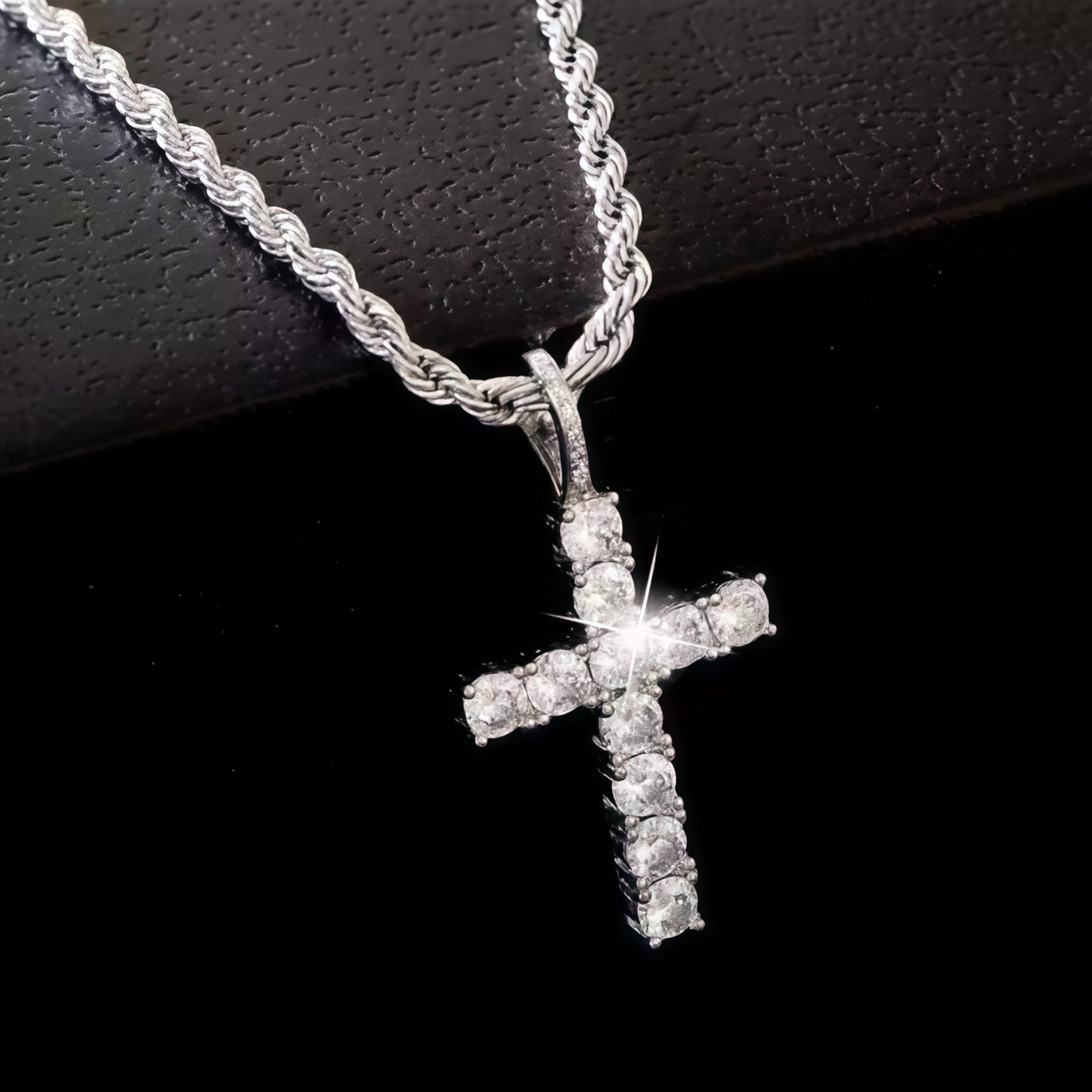 Colar Com Pingente De Cruz De Zircônia E Cristais Banhado A Prata E Corrente Torcida Para Homens E Mulheres? Com um presente grátis