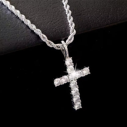 Colar Com Pingente De Cruz De Zircônia E Cristais Banhado A Prata E Corrente Torcida Para Homens E Mulheres? Com um presente grátis