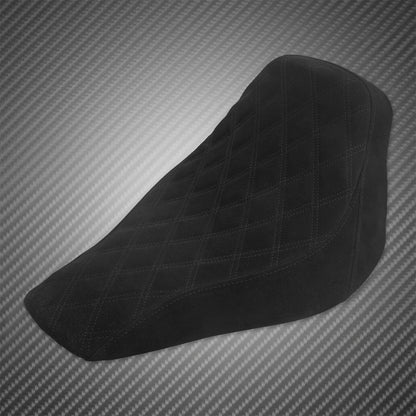 Assento Solo Dianteiro de Couro com Perfil Baixo e Costura em Diamante para Motocicleta Harley Softail Breakout FXBR Rocker FXCW 2008-2017