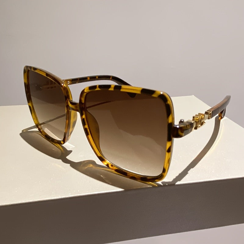 Retro Two-Tone Fashion Sunglasses - Lightweight Design, Oversized Blue & Red Frame, Gradient Lens, Ideal for Beach Travel