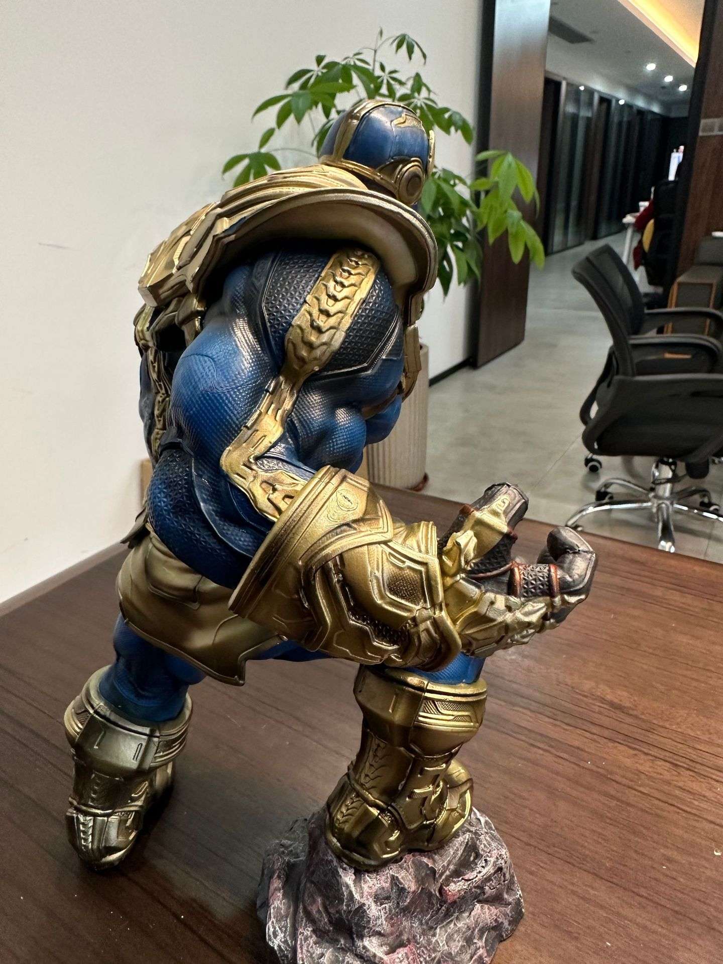 ?Novo? A série original de animação da Marvel tem cerca de 36 cm de altura. Estatueta artesanal colecionável do Thanos, dos Vingadores, modelo de presente.