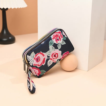 The fashionable lady's clutch and mobile phone bag are rich in floral patterns and elements, and the fabric is soft
