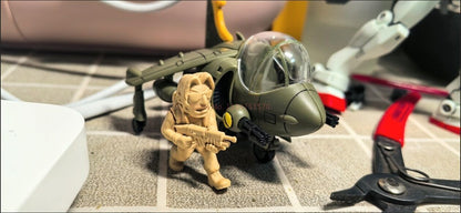 Kit de Modelo Metal Slug X Hot New Release em Estoque - Pequena Escala Tanque/Avião/Caminhão DIY com Figuras de Soldados Cativos