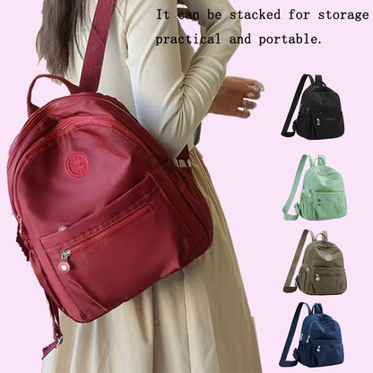 Mochilas neutras femininas e masculinas são adequadas para o uso diário e passeios escolares. Mochilas de ombro duplo.