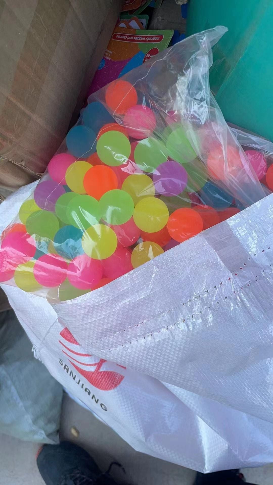 Brinquedos interativos para gatos: Bola saltitante colorida Tickle Cat, suprimentos para pets, brinquedo elástico de minhoca/lagarta para gatos, quebra-cabeça provocador para ambientes internos