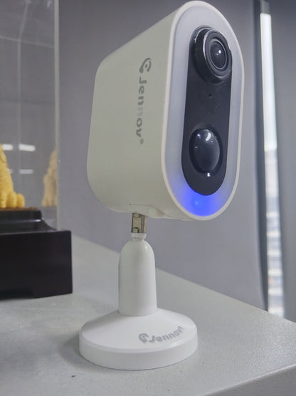 Câmeras de segurança externas sem fio com painel solar Jennov 2K WiFi 2.4G holofote com bateria visão noturna alarme de detecção de movimento