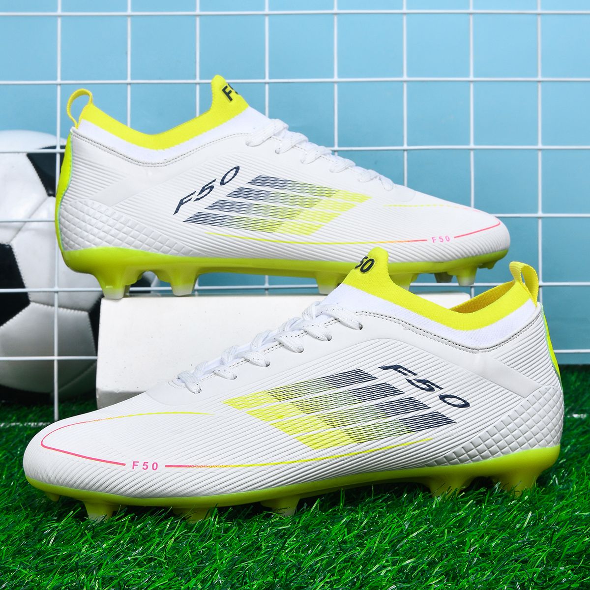 Men Professional Soccer Shoes Society Cleats Outdoor Football Shoes Society Cleats Grass Training Football Field Boots Sneaker