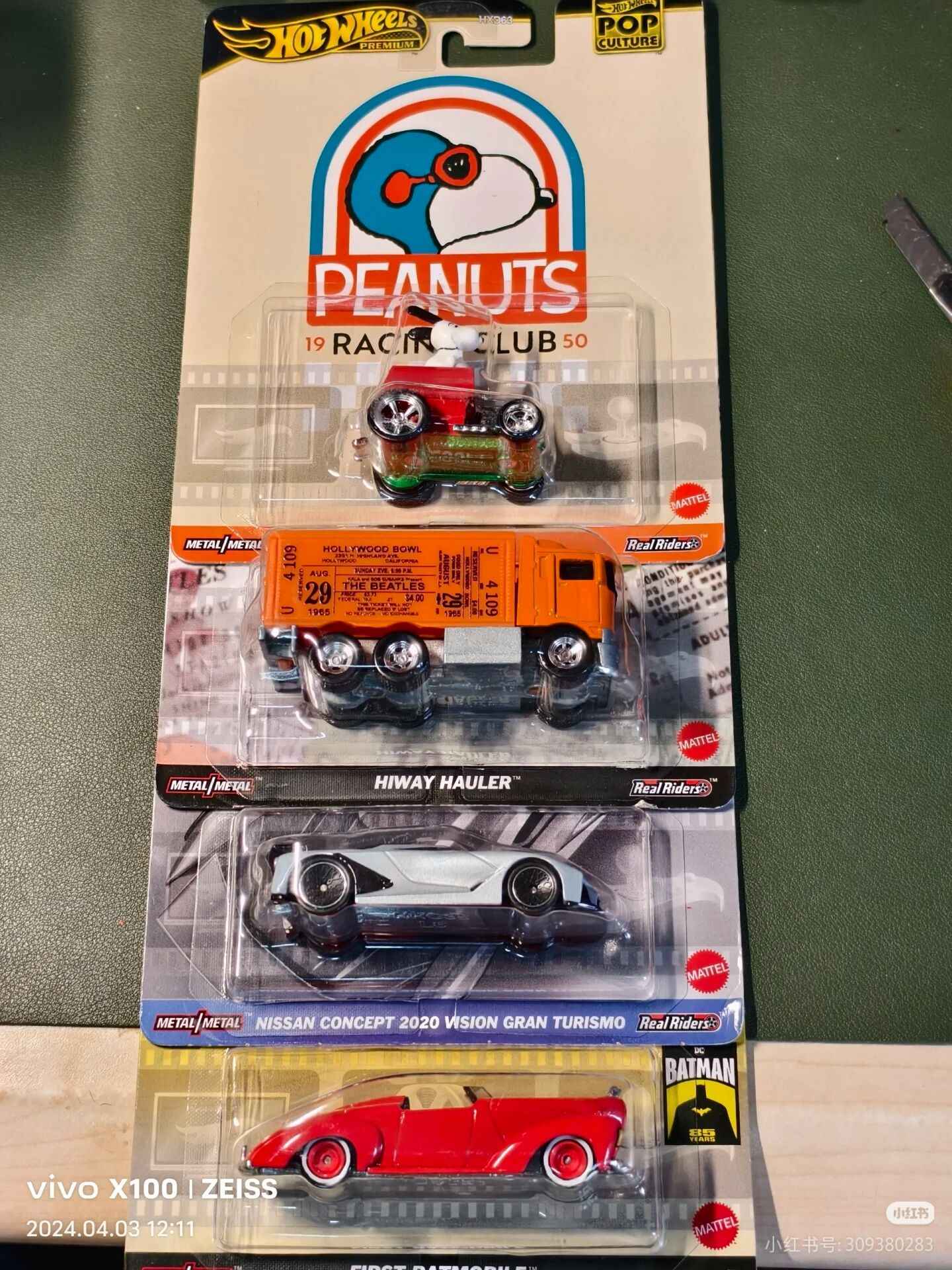 Rodas HXD63-B NISSAN CONCEPT 2020 SNOOPY FIRSTBATMOBILE Coleção de Carrinhos de Brinquedo para Crianças Modelo de Carro 1/64 Pop Culture Presente para Meninos