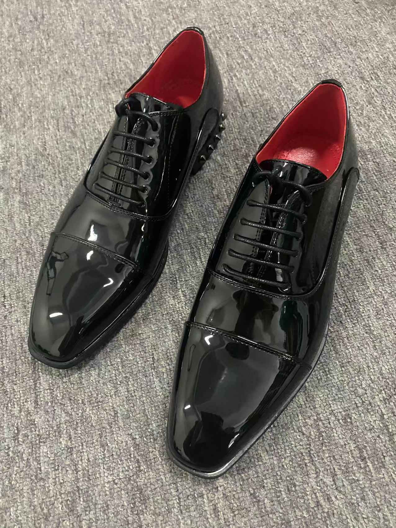 Man Fashion Genuine Patent Leather Single Soes Back Rivet Decoration Lace Up Male Round Toe Male Black Party Wedding Shoes
