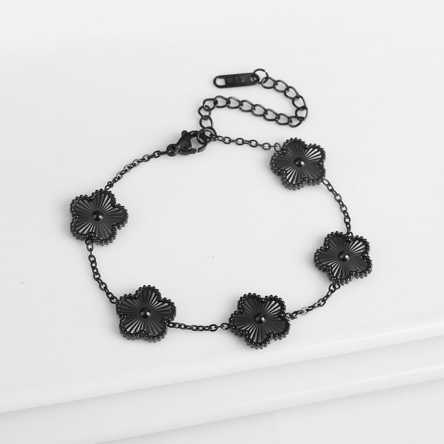 Pulseira Clássica de Aço Inoxidável de Luxo Feminina Ajustável com Cinco Flores para Mulheres Novas Joias da Moda para Festas Presentes Trevo