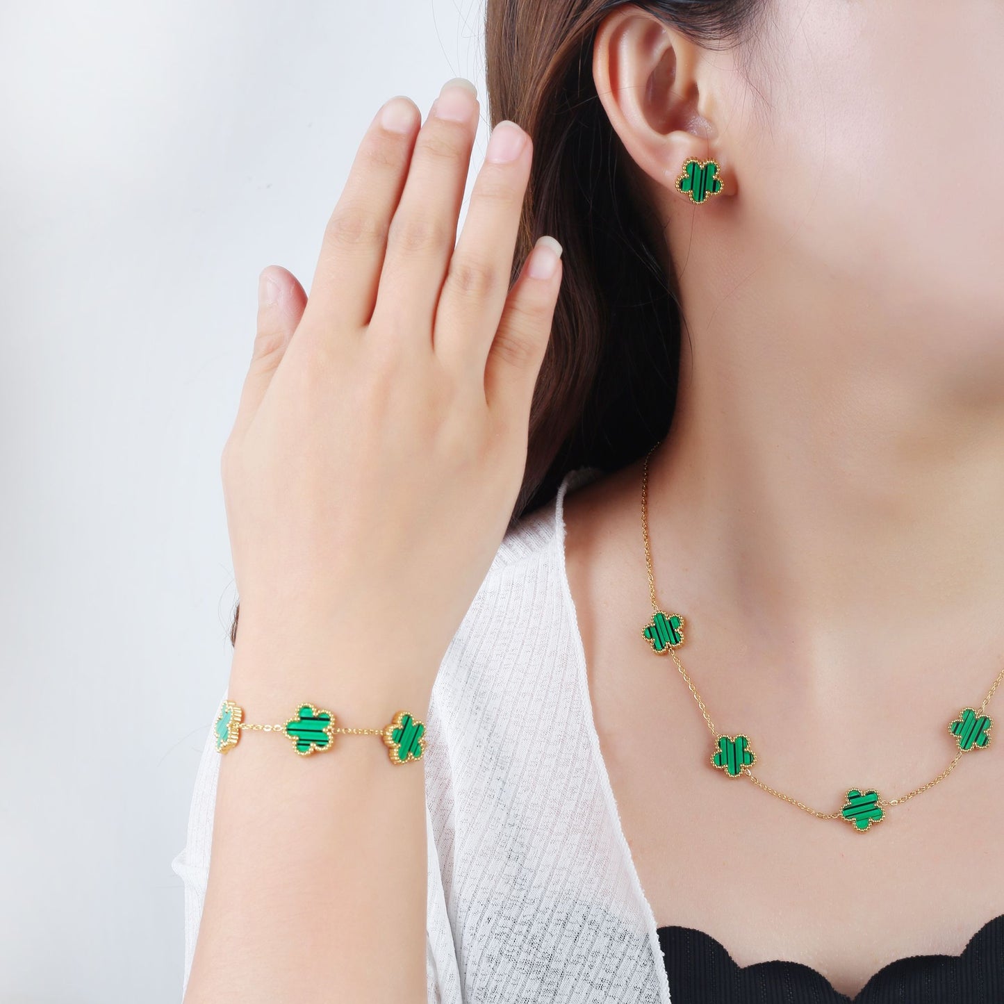 Pulseira Clássica de Aço Inoxidável de Luxo Feminina Ajustável com Cinco Flores para Mulheres Novas Joias da Moda para Festas Presentes Trevo