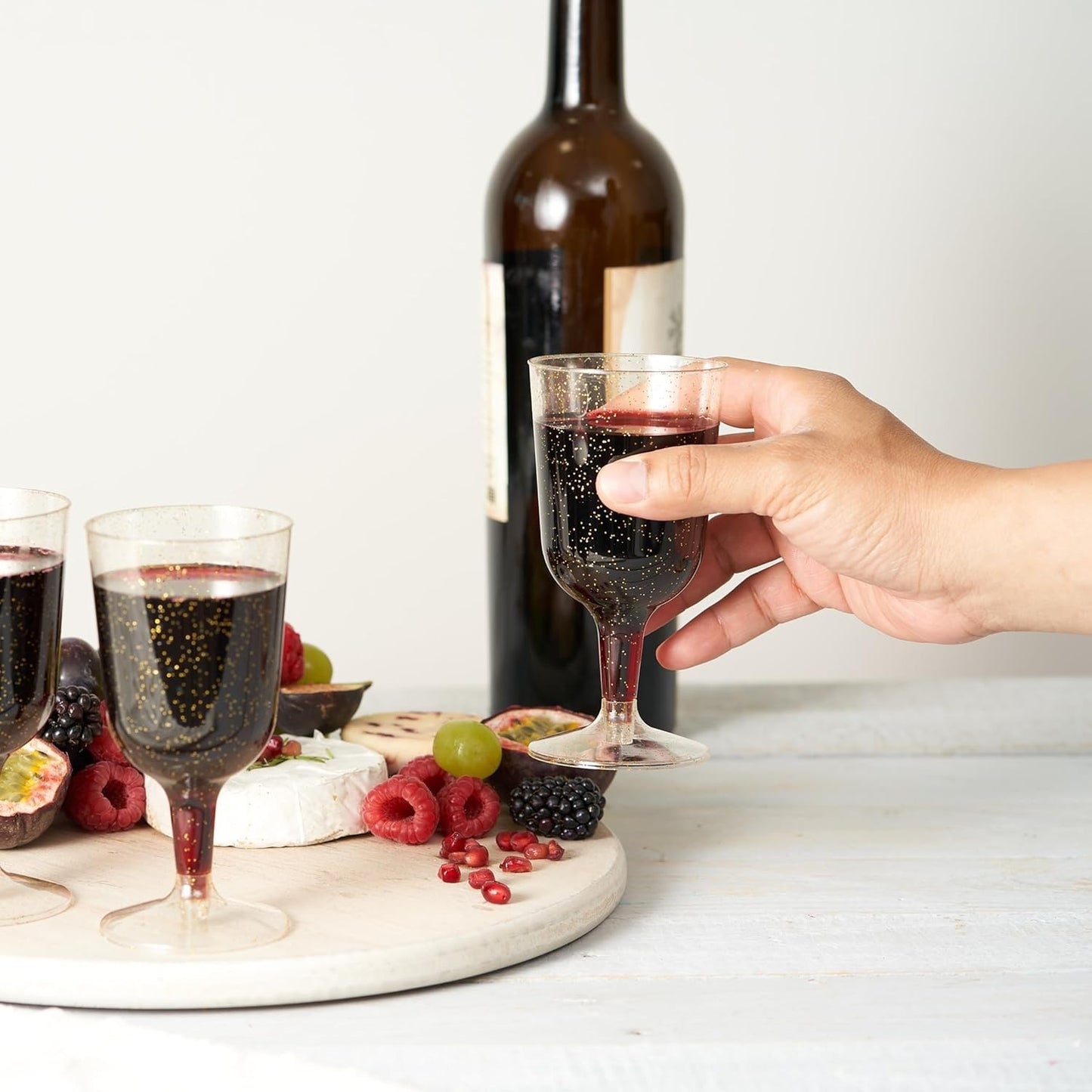 50 Taças de Vinho de Plástico com Glitter Dourado para Casamentos, Aniversários, Chá de Panela e Festas, 180ml - Resistentes e Reutilizáveis