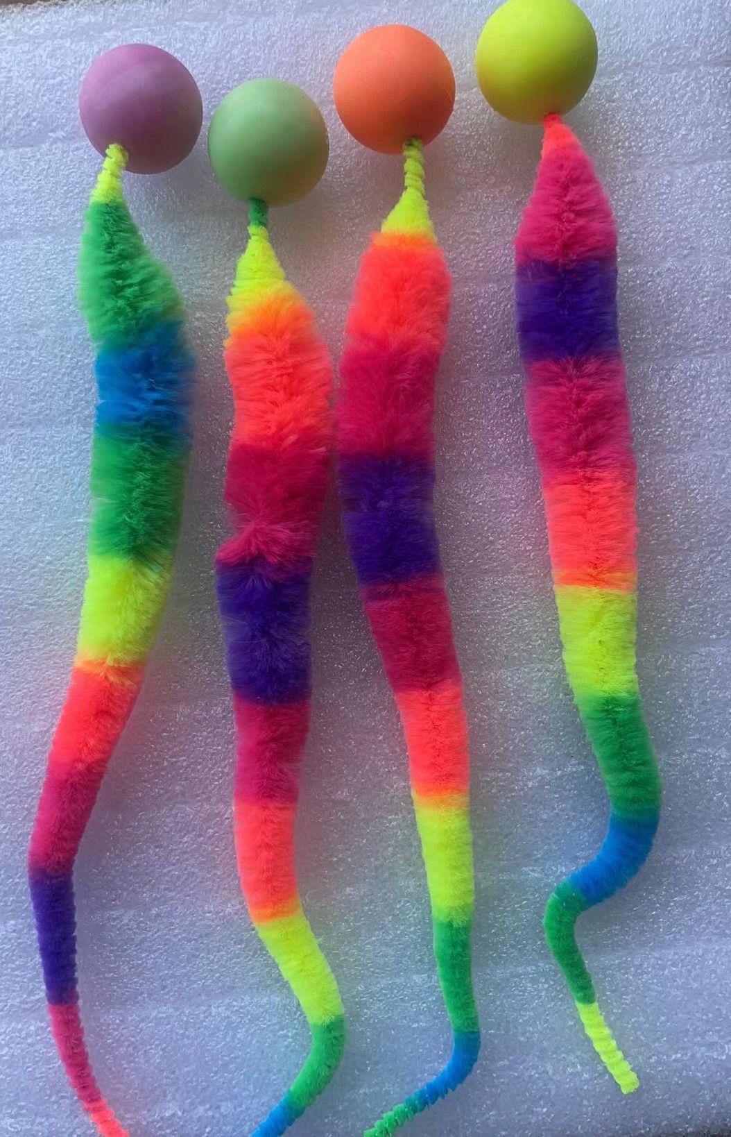 Brinquedos interativos para gatos: Bola saltitante colorida Tickle Cat, suprimentos para pets, brinquedo elástico de minhoca/lagarta para gatos, quebra-cabeça provocador para ambientes internos