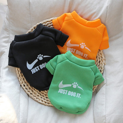 Roupas de outono e inverno para animais de estimação, moletom de veludo com gola redonda e letras inglesas fofas, roupas universais super fofas para gatos e cachorros, modernas