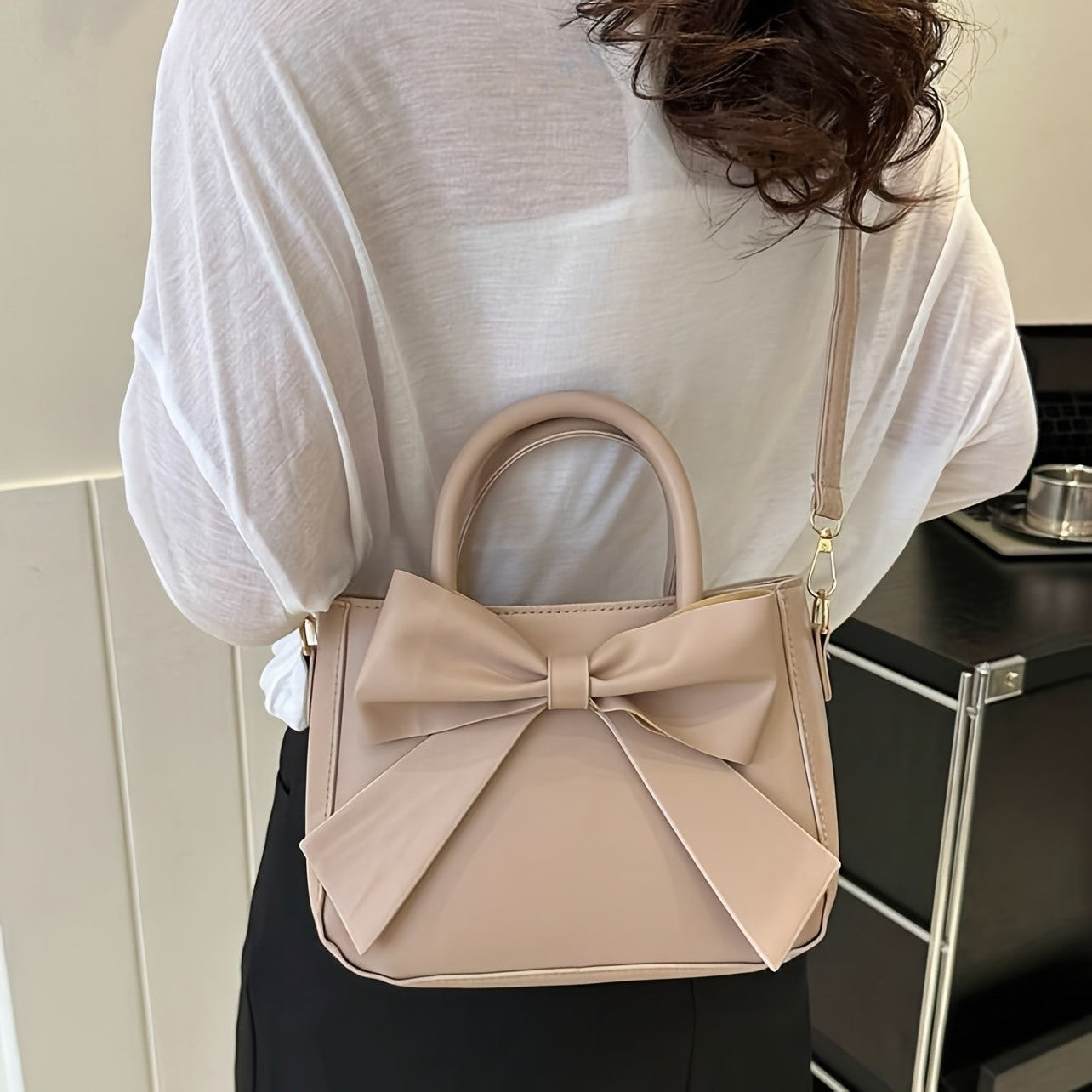 Ladies' bow handbag, elegant crossbody bag, hand-held small square bag, fashionable single-shoulder bag, fashionable accessory