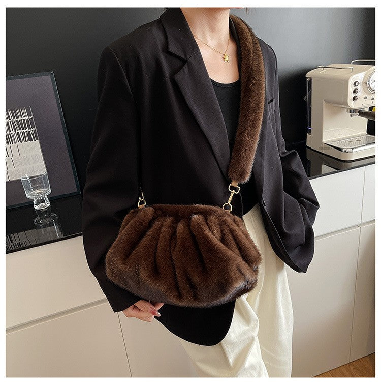 Elegant Wrinkled Cloud Clutch Bag Faux Fur Shell Shoulder Crossbody Bag Women Stylish Pillow Bag Guangzhou High Quality Bag
