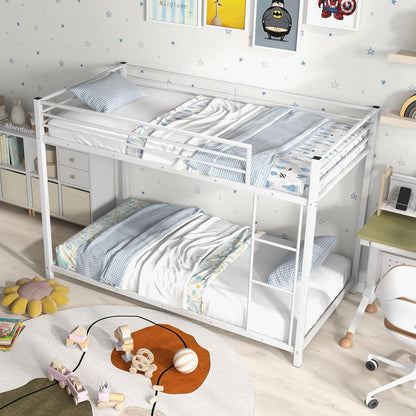 Beliche de metal branco com duas camas de solteiro, estrutura de cama resistente com grade de segurança e escada, beliche baixa para meninos