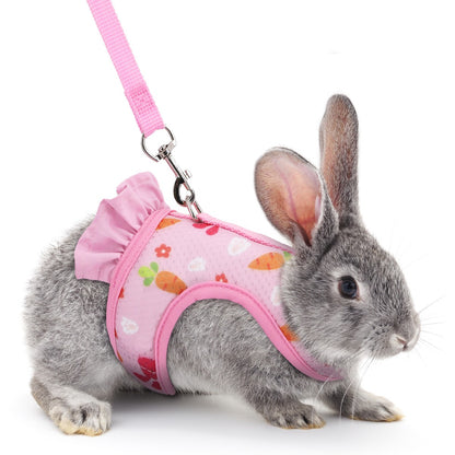 Um conjunto de arnês de peito universal para coelhos de estimação com estampa fofa de rabanete e coleira de tração para uso externo
