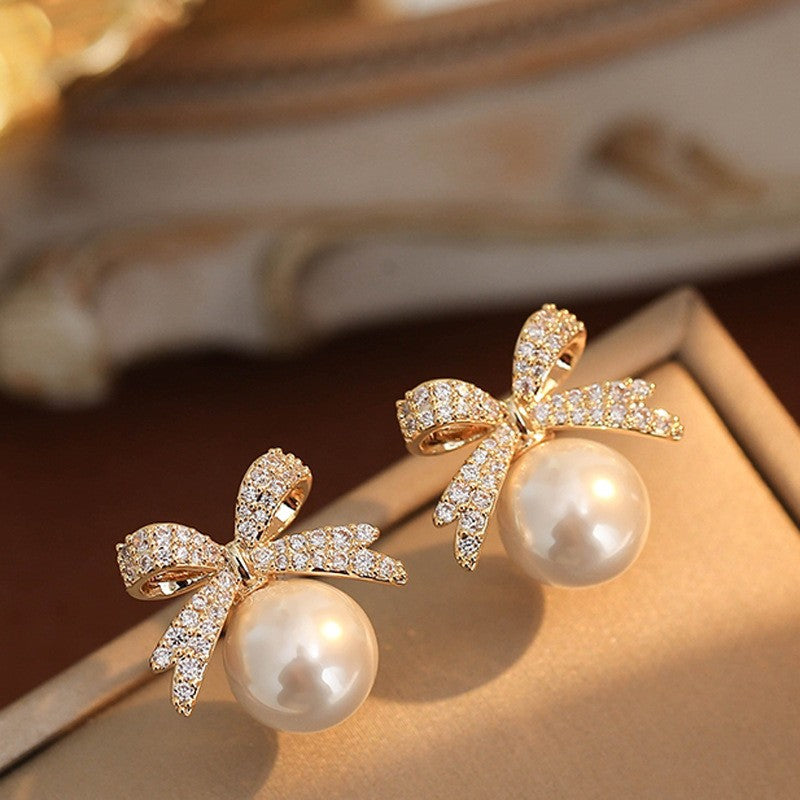 1 par de brincos com pingente de laço de pérola micro cravejado de zircônias, joias de novo design 2025 para mulheres e meninas, acessórios de ouvido da moda