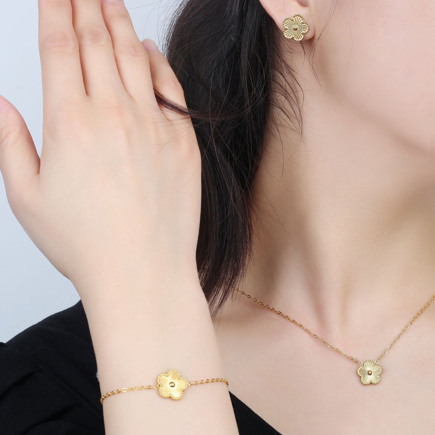 Pulseira Clássica de Aço Inoxidável de Luxo Feminina Ajustável com Cinco Flores para Mulheres Novas Joias da Moda para Festas Presentes Trevo