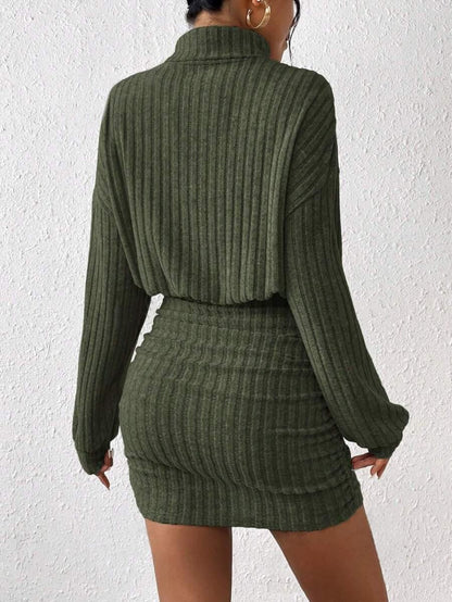 The new autumn style of the tight-fitting long-sleeved high-neck striped knitted sexy dress