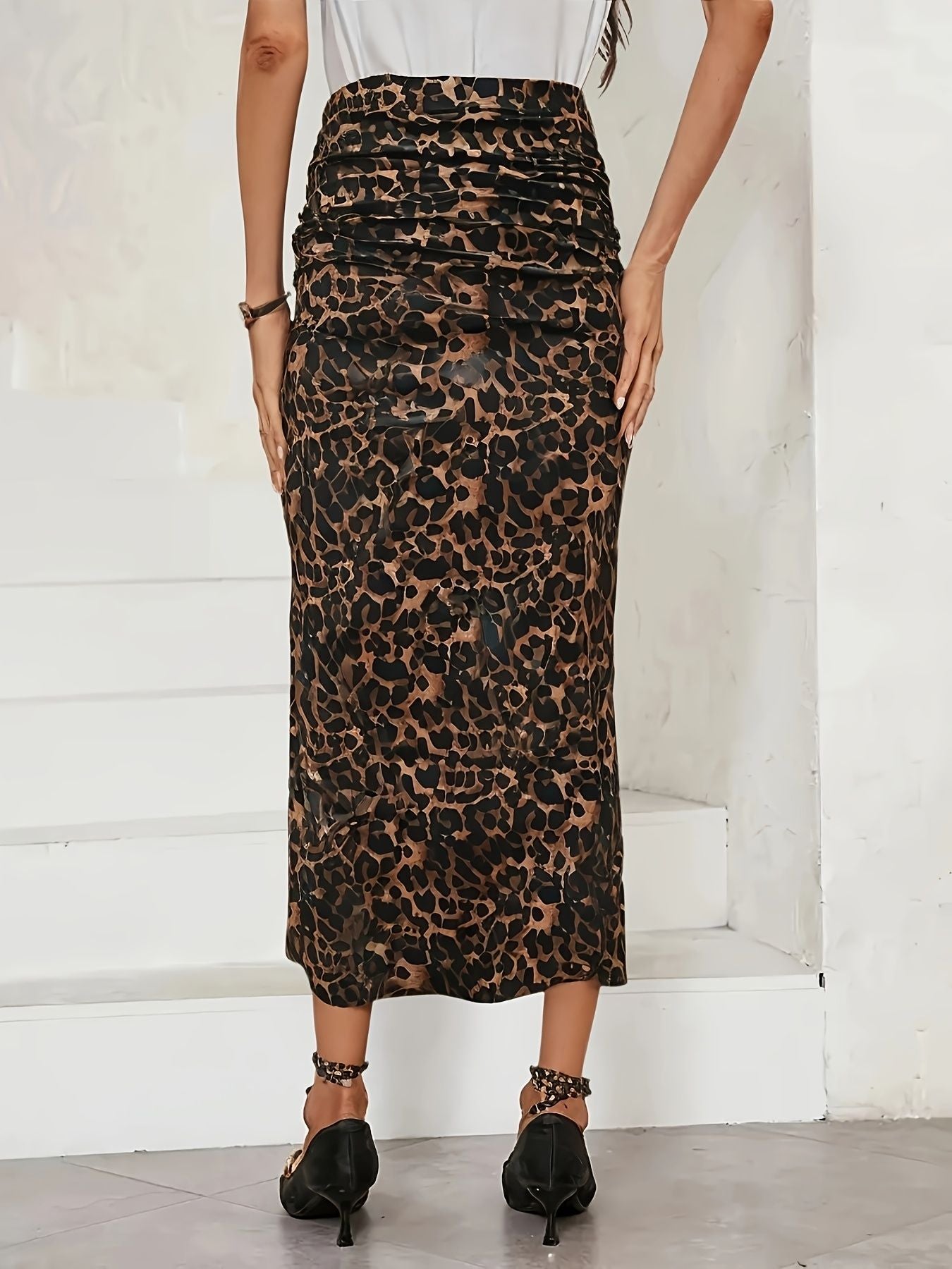High-waisted pleated leopard print midi skirt