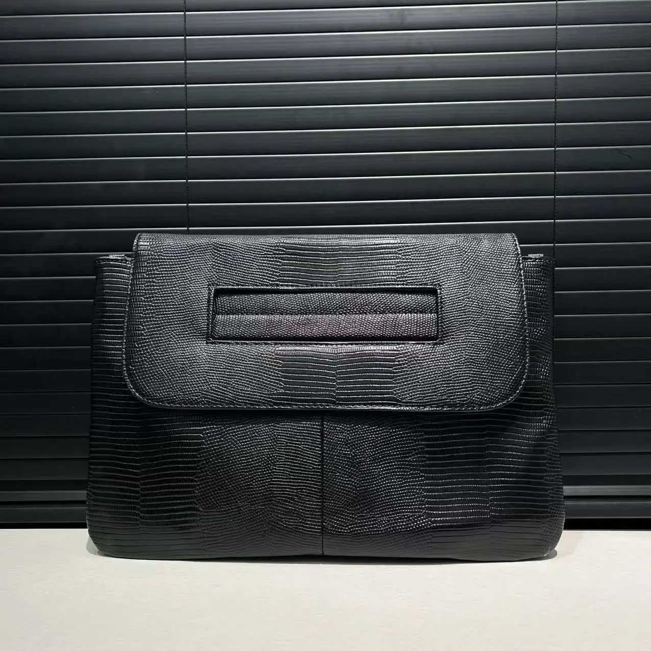 Ladies' fashionable retro snake patterned handbag with high capacity and detachable shoulder strap, single shoulder bag