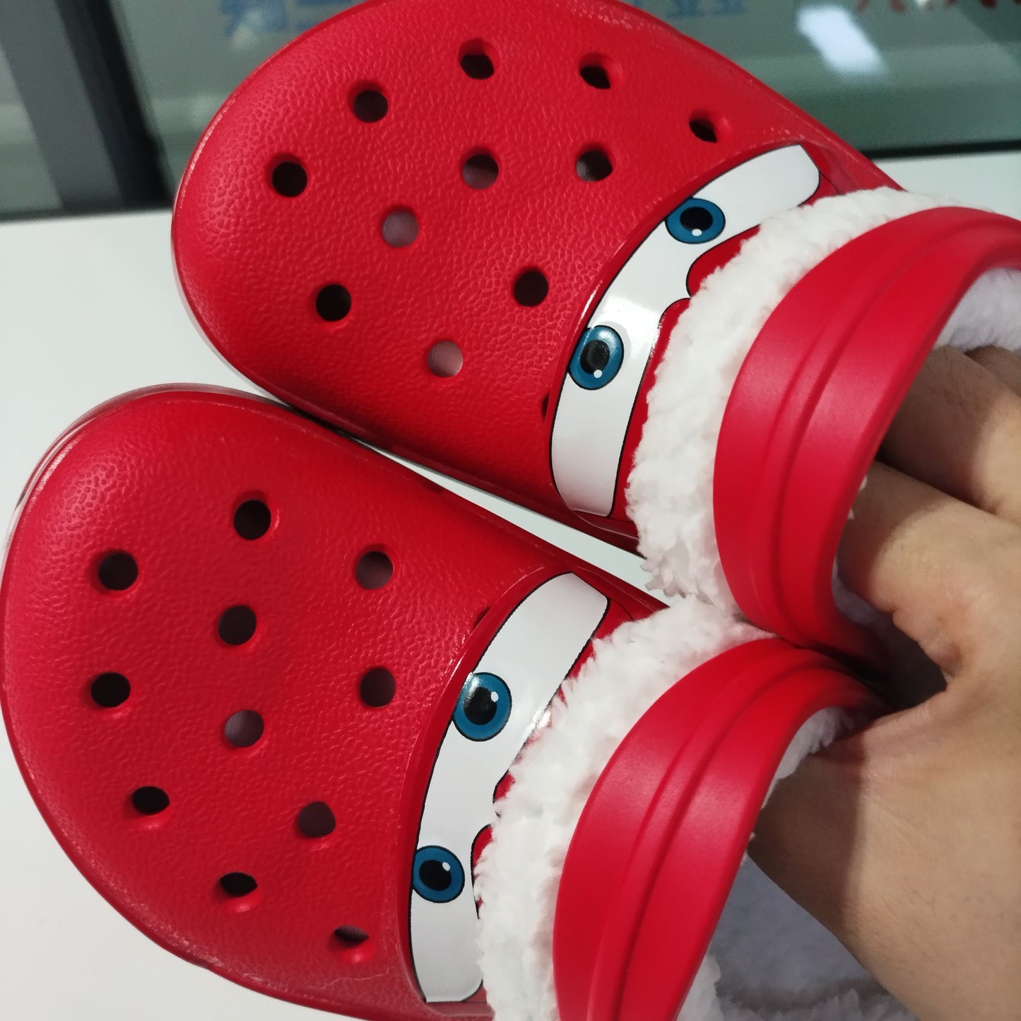Pixar Relâmpago McQueen Desenho Animado Impermeável Adicionar Pelúcia Chinelos de Buraco Sandálias Ao Ar Livre Sandálias Casuais Inverno Quente Presente