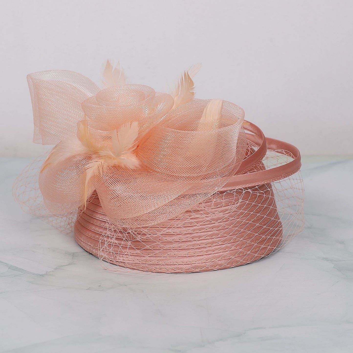 FS Casamento Igreja Chapéus Vermelhos Fascinadores Para Mulheres Com Véu de Pena Festa Coquetel Adorno de Cabeça 2025 Senhora Elegante Chapéu Kentucky Derby