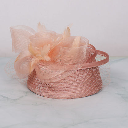 FS Casamento Igreja Chapéus Vermelhos Fascinadores Para Mulheres Com Véu de Pena Festa Coquetel Adorno de Cabeça 2025 Senhora Elegante Chapéu Kentucky Derby